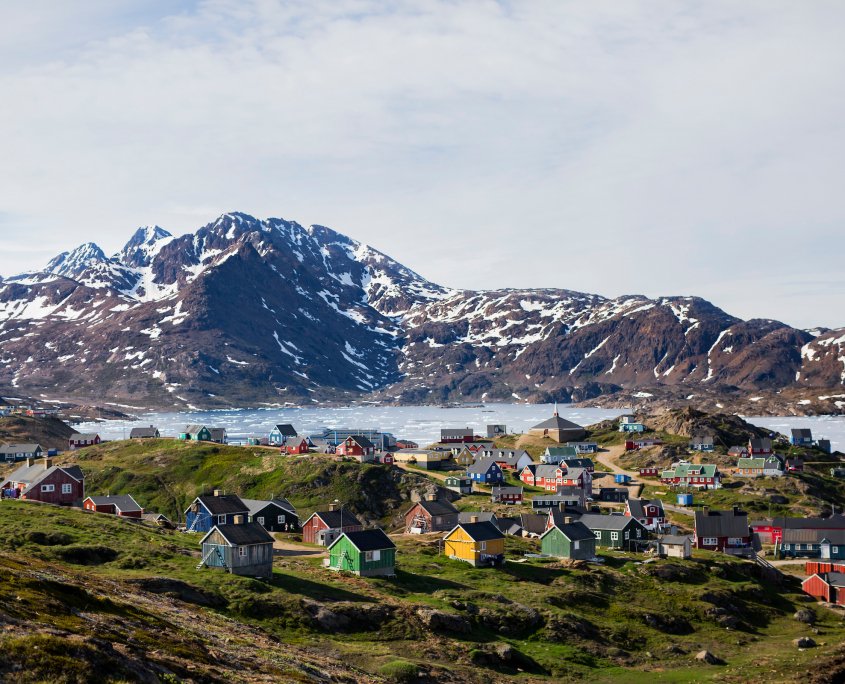 Colourful houses at fjord in Tasiilaq. Photo- Aningaaq Rosing Carlsen - Visit Greenland