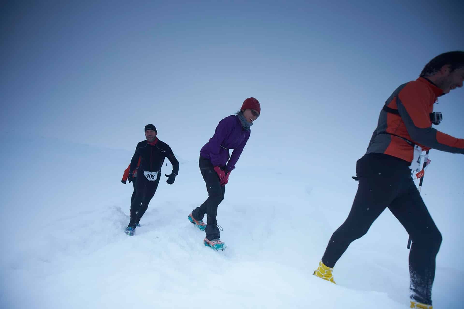 Polar circle marathon participants in snow. By Visit Greenland