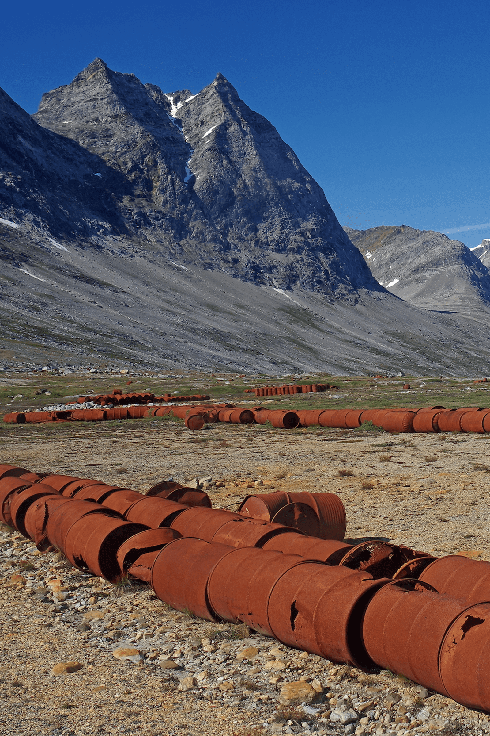 Abandoned oil barrels in Ikkatteq. Photo - Reinhard Pantke, Visit Greenlan (1)