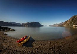 Two kayaks by the beach shore in an area close to Kangerlussuaq. Photo by Restaurant Roklubben