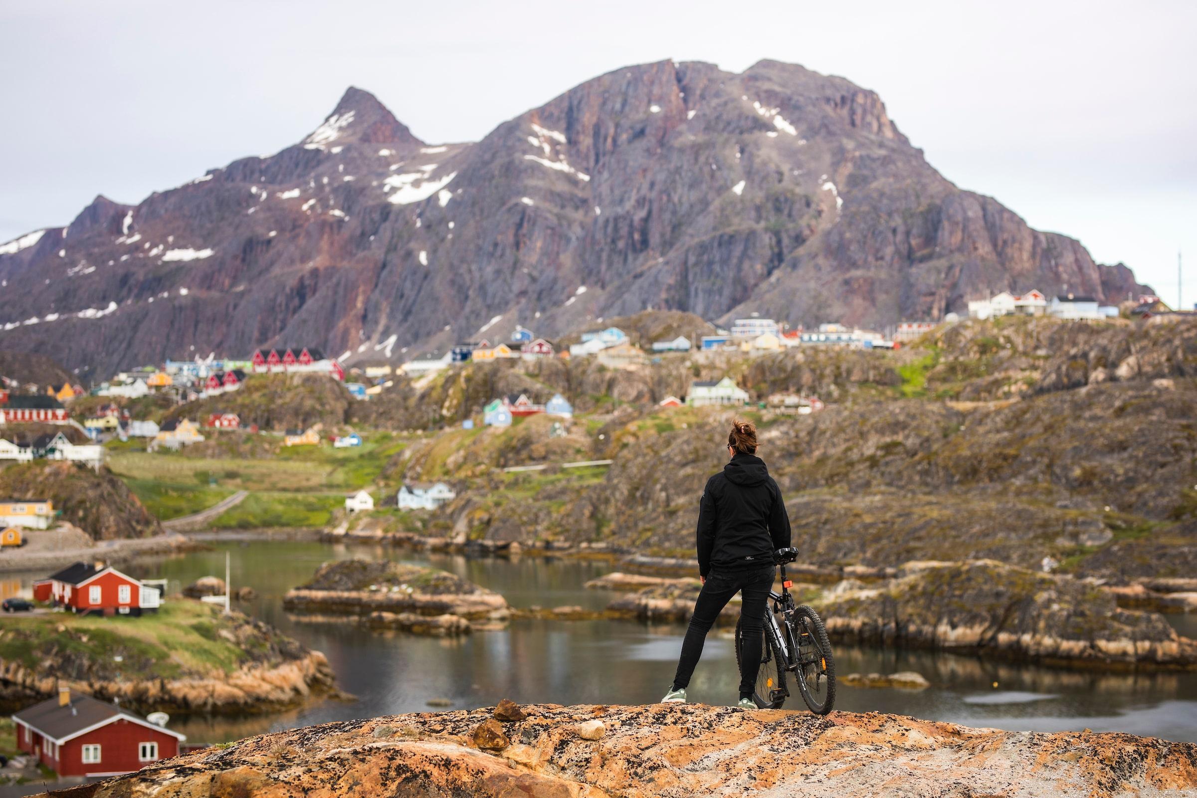 Cyclists on a mountain in Sisimiut. Photo: Aningaaq R. Carlsen