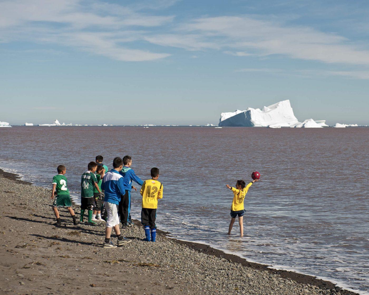 Kids playing on the beach, Qeqertarsuaq. Photo by Mads Pihl.