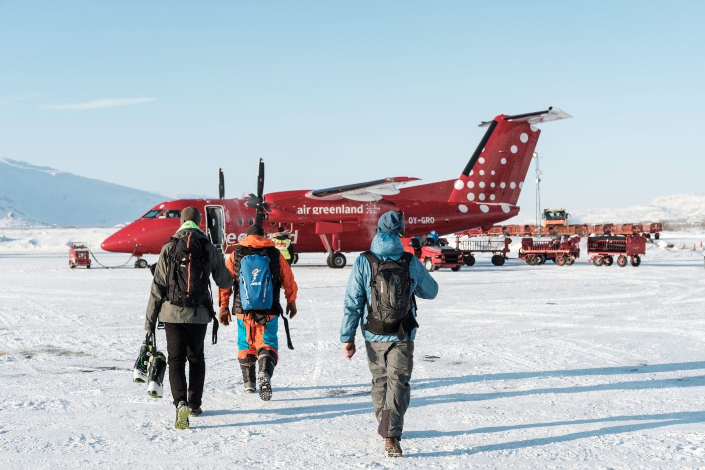 Boarding an Air Greenland flight at Kangerlussuaq International Airport. By Petter Cohen, Xtravel 2 / 4