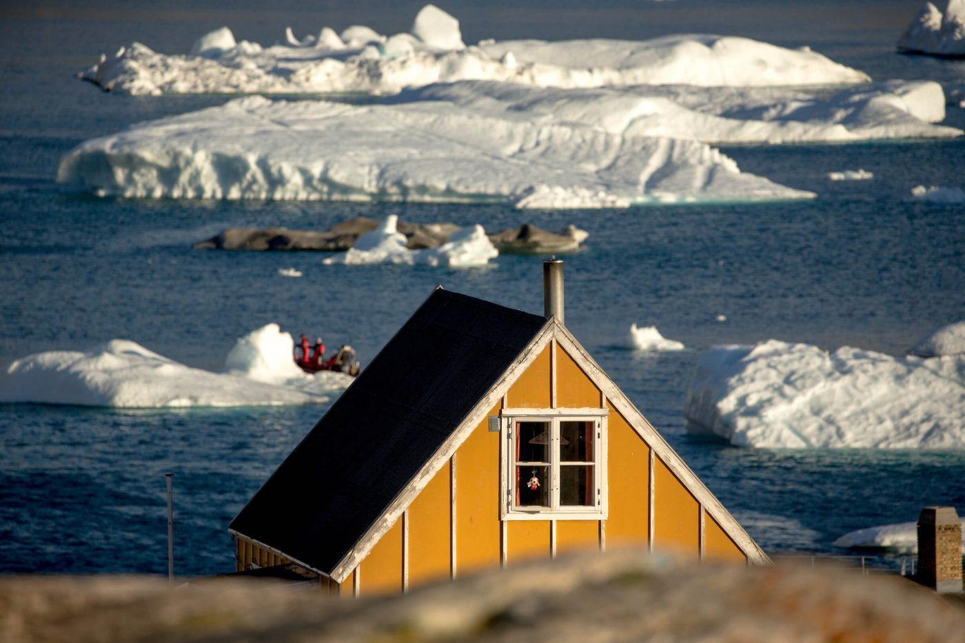 A house and icebergs in Ukkusissat in Greenland. Photo by Mads Pihl