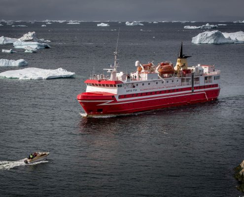 Sarfaq Ittuk arriving in Ilulissat in Greenland. By Mads Pihl