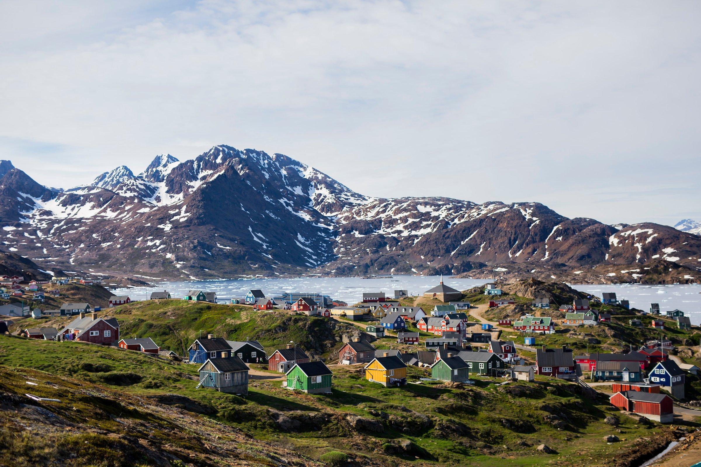 Colourful houses at fjord in Tasiilaq. Photo- Aningaaq Rosing Carlsen - Visit Greenland