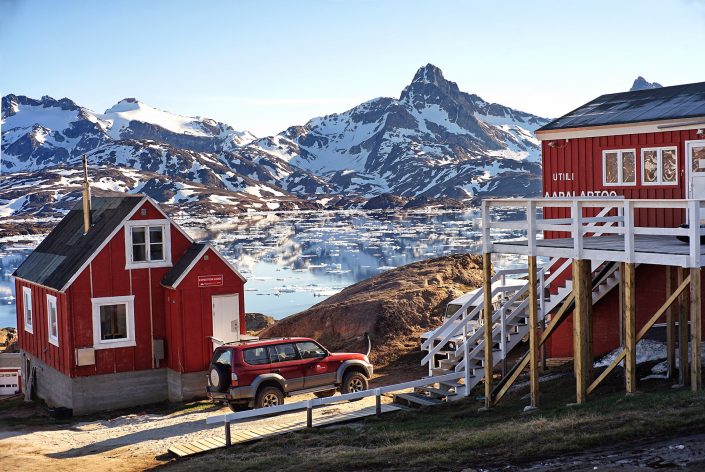 The Red House in front of the Kong Oscar Fjord. Photo by Ulrike Fischer, Visit Greenland
