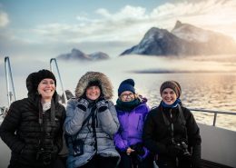 Group photo of tourists on a boat in the Icefjord in Nuuk in Greenland. Photo by Rebecca Gustafsson.