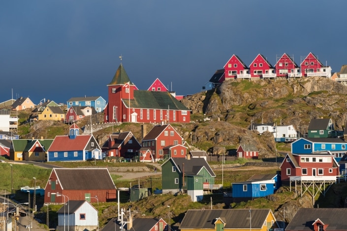 Sisimiut town and its colourful buildings in sun. Photo by West Greenland Wildlife – Visit Greenland