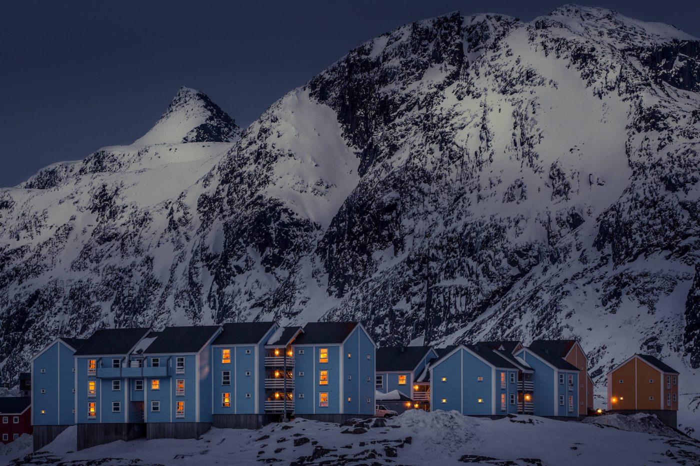 A part of the Kussangasoq neighbourhood in Sisimiut with the mountain Nasaasaaq in the background, by Mads Pihl