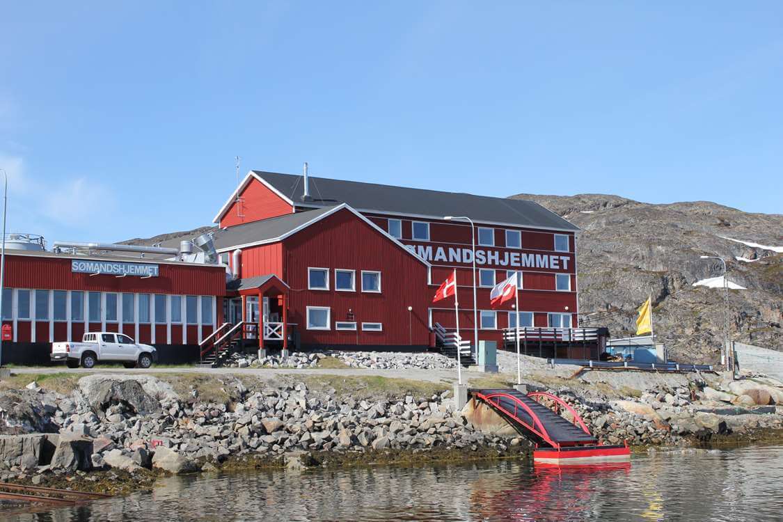The Aasiaat Seamen’s Home from outside on a sunny day. Photo by Aasiaat Sømandshjem