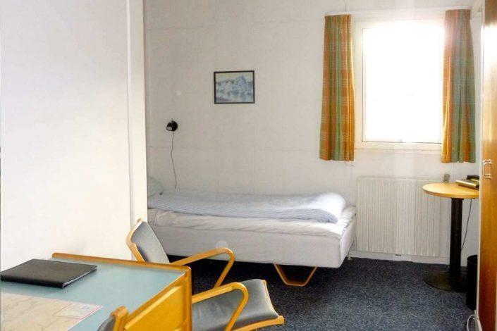 Bright standard room with single bed. Photo by Hotel Sømandshjemmet, Visit Greenland