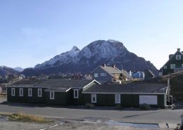 Frontal view of the Sisimiut Youth Hostel with mountain in the background. Photo by Sisimiut Youth Hostel, Visit Greenland